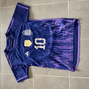 ARGENTINA TRÖJA - MESSI #10 - Säljer denna riktigt feta messi tröjan.  Storlek S men passar även M