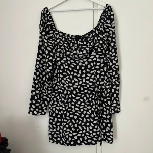 Prickig klänning - PLT - Säljer min oanvända klänning från prettylittlething. Superfin! Men inte kommit till användning. Hoppas den kan komma till användning hos någon annan. 😍 Köparen står för frakten🫶🏻