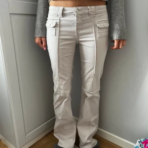 HM JEANS!! - Samma modell som de ljus blå väldigt fina och knappt använda ⭐️⭐️