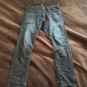 Ralph Lauren jeans - Säljer dessa jätte fina mörkblå Ralph Lauren Jeans. Mörkblå i jätte bra skick, knappt använda. Inga skavanker. Köpare får gärna prova på plats och/eller kan jag skicka de, köpare står för frakt. Inga returer! W33(midja) L34 (längd). Köpt på NK 1800kr