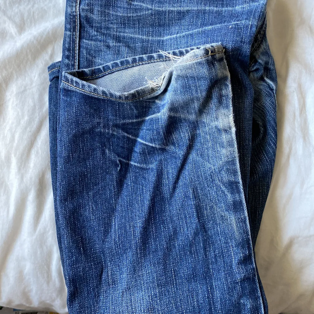 Snygga baggy jeans som jag säljer för att de inte är min stil längre💕 de är lite slitna vid fötterna men det är inget som syns💗. Jeans & Byxor.