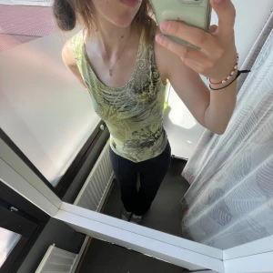 Y2K top  - Ett supercutegrönt Y2K eller early 10s linne / top, med mycket coola mönster och tryck. 