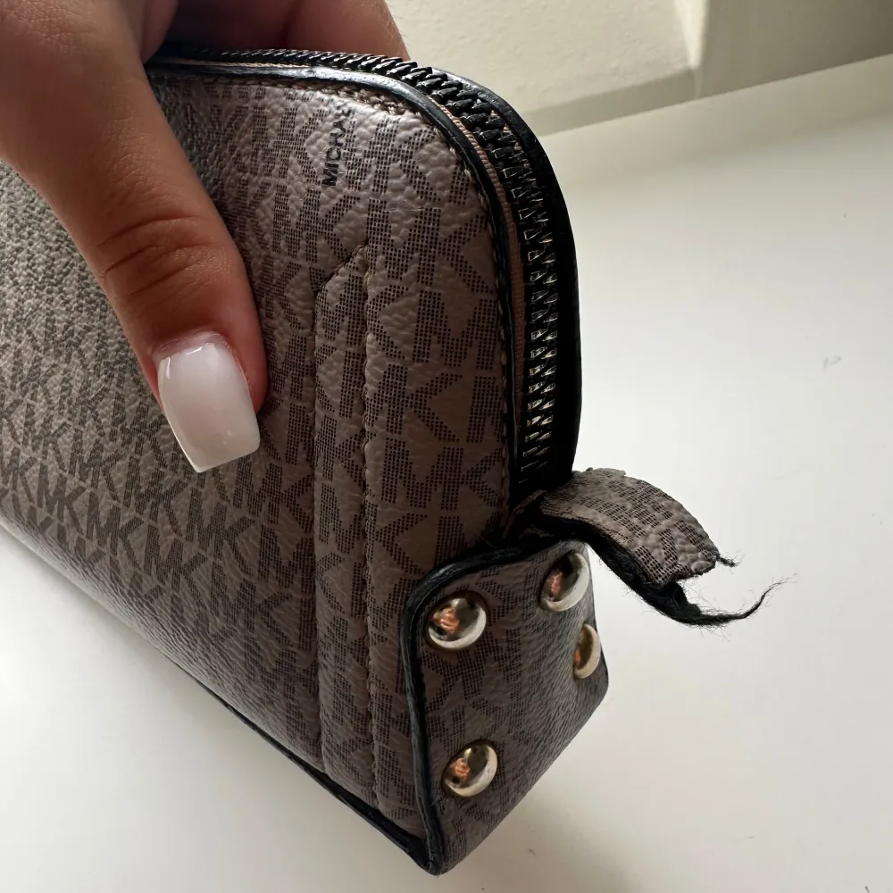 Fejk Michael kors handväska, väldigt bra gjord med detaljer. Väskan har rostat lite på dragkedjans munstycke, dock knappast synlig. Kontakta privat för fler bilder💕💕. Väskor.