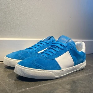 Valentino Flycrew - Säljer ett par riktigt feta Valentino Flycrews för 4000kr pris kan diskuteras | Nypris på 8000kr | Storlek 43 | väldigt bra skick |