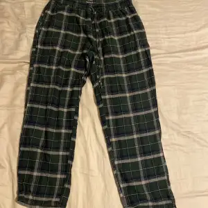 Pyjamasbyxor från manunderwear i storlek L/XL, sitter mer som M/L. Tveka inte på att höra av dig gällande frågor eller fler bilder!