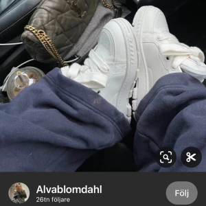 Axel arigato sneakers  - Axel arigato area haze sneakers i nyskick! Använda Max 5 gånger. Säljer då den tyvärr inte kommer till användning. Nypris 3100kr 🥰