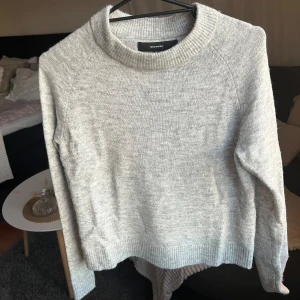 stickad tröja - grå stickad tröja från vero moda jättefint skick!!🙌🏻🤗