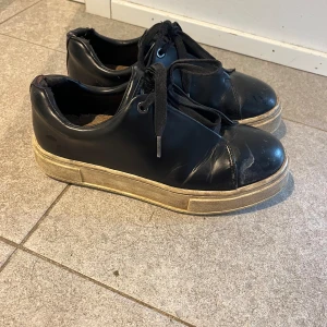 Eytys - Ett par svarta snygga eytys i storlek 38☺️Fräscha, dock är det en liten ”repa” som man ser framtill på första bilden.