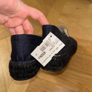 Espadrillos mörkblåa  - Jättesnygga! köpta på arkivet, men har tyvärr inte kommit till användning i sommar (prislappen är kvar). Super mjuka och sköna!!