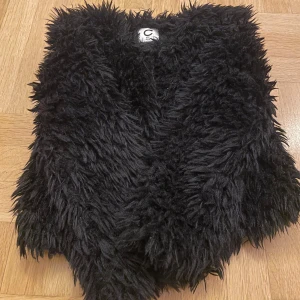 Fluffig jacka  - Säljer denna jättesnygga svarta fluffjacka då den tyvärr inte kommer till användning, använd ett fåtal gånger men har inga synliga defekter och går att tvätta om man vill