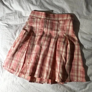 Kjol - Rosa pleated kjol! Använd ca 2 gånger. I fint skick! Storlek XS, rätt så liten i midjan!