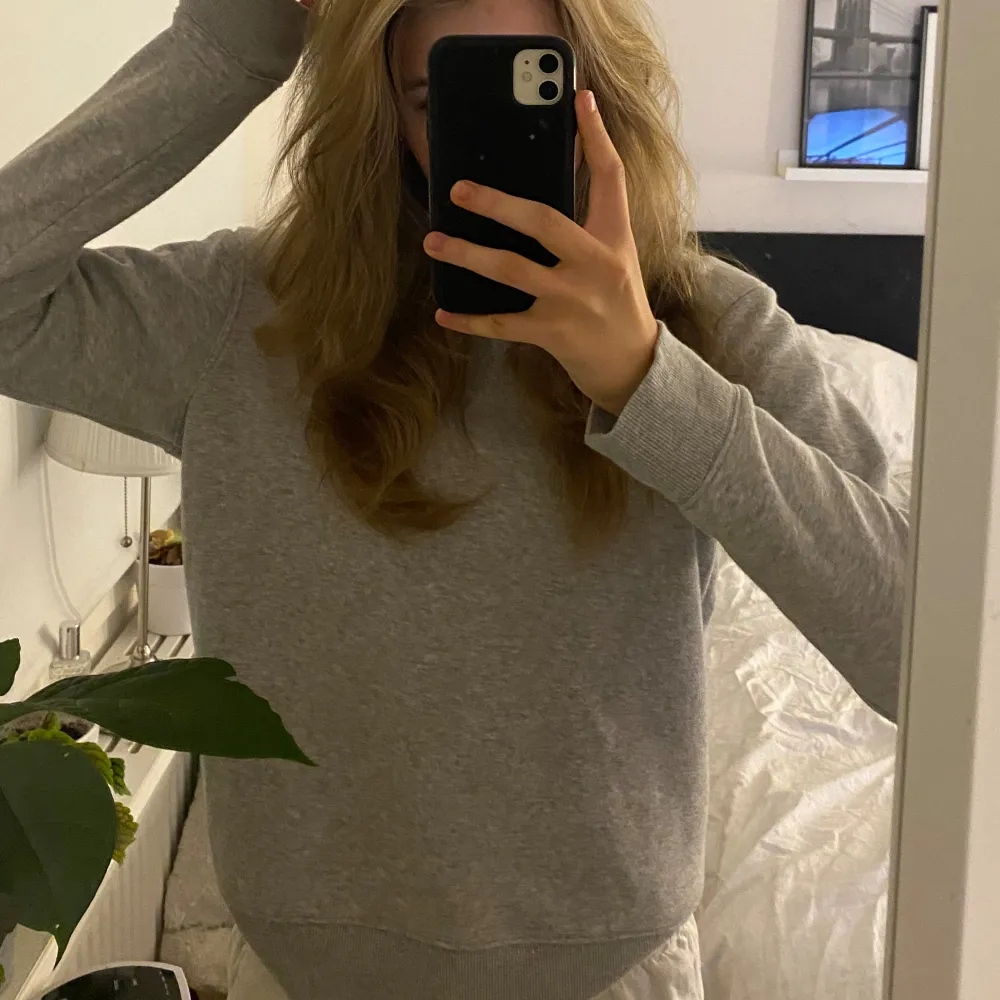 Säljer en stilren och bekväm grå sweatshirt från GANT. Den har ett broderat märke på bröstet och är perfekt för både vardag och chill. Tröjan är i bra skick och passar perfekt för höst och vinter. Den är gjord i mjukt material och har ribbade muddar vid ärmslut och nederkant.. Tröjor & Koftor.