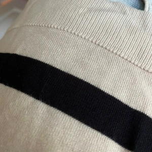 Zara långärmad tröja🙌🏻 - En så fin långärmad tröja från zara köpt för nåt år sen och tror inte fins kvar! knapt andvänd och så skönh och fint matrial 😍 Knapt andvänd och säljer då den för den aldrig kommer till andvändning för mig☺️