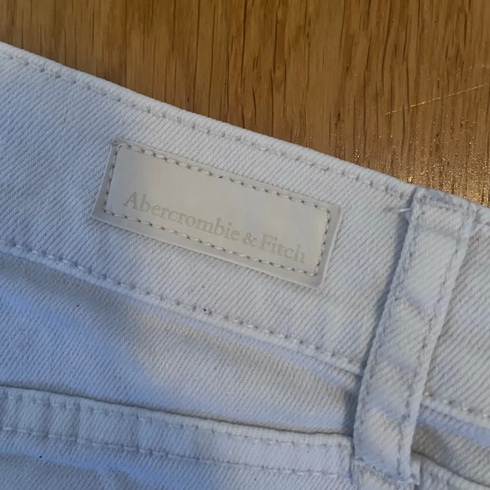 Lågmidjade jeansshorts i bra skick med dragkedjedetalj Midjemått: ca 80 cm . Shorts.