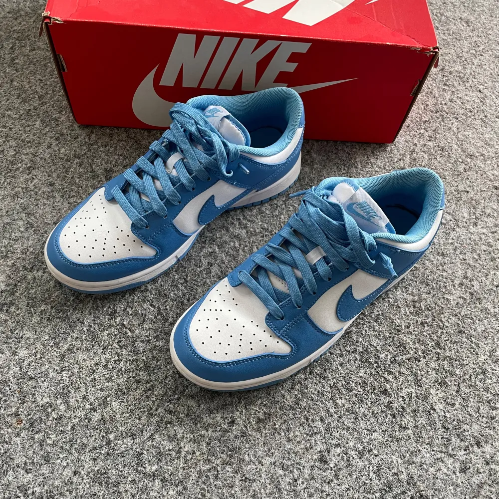 Blå Nike Dunks | Utmäkrt skick | Fraktas spårbart via postnord eller instabox | Skriv vid fler frågor!😀. Skor.