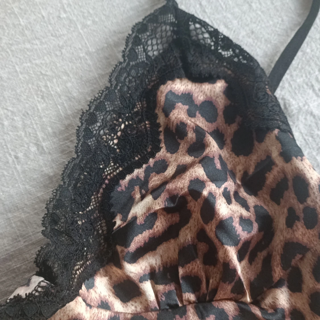 Leopardmönstrad klänning med spetsdetaljer - 92