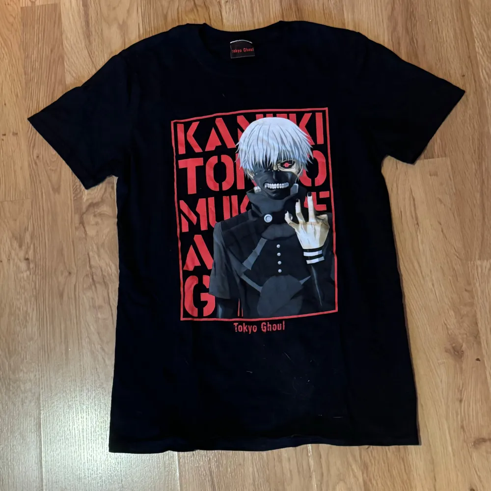 En svart T-shirt med anime Tokyo Ghoul säljes. Använt några gånger i begagnad skick. Storlek S unisex.  Katter finns i hemmet. T-shirts.