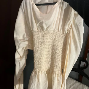 Vit långärmad blus - Säljer en söt vit långärmad topp! Är i nyskick och har aldrig använts🤍 🍁 från ginatricot kör för 399kr!