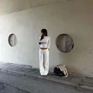 Classy Linen Pants - Säljer mina ”classy linnen pants” lågmidjade, från Alobha Label. Helt oanvända, prislappen sitter kvar! Säljer pga att jag har två par. Nypris 999kr