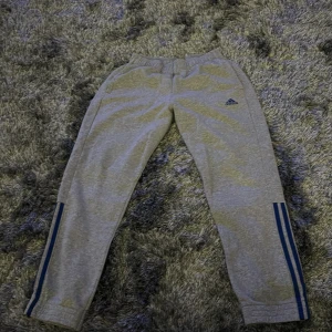 Mjukisar  - Byxor från adidas. Storlek M