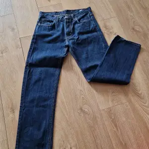 Säljer ett par klassiska blå jeans från McGordon i 100% bomull. De har en straight fit och är perfekta för vardagsbruk. Jeansen har fem fickor och en snygg detalj med kontrastsömmar. Perfekta för både höst och vår!