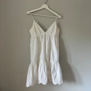 Vit klänning från Zara - Vit klänning från Zara som passar perfekt till konfirmation eller student! Knyte bak för att justera storleken. Knappast använt😊