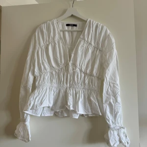 Vit blus - Superfin sommrig blus från Bikbok. Endast använd en gång💕Slutsåld online Size M
