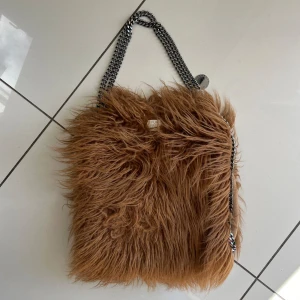 Brun fluffig axelväska från Fur Free - säljer min älskade Stella McCartney falabella väska i untik design. den är äkta inköpt i Stellas butik som fanns i Stockholm typ 2015. tyvärr inte kvitto kvar, men lovar äkthet så att säga. 