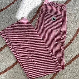 Carhartt jeans - Säljer dessa superfina carharrtbyxor då dom var för korta på mig, Innerbenslängd: 71cm midjemått: 76cm Aldrig använda av mig men köpta 2hand🫶💕