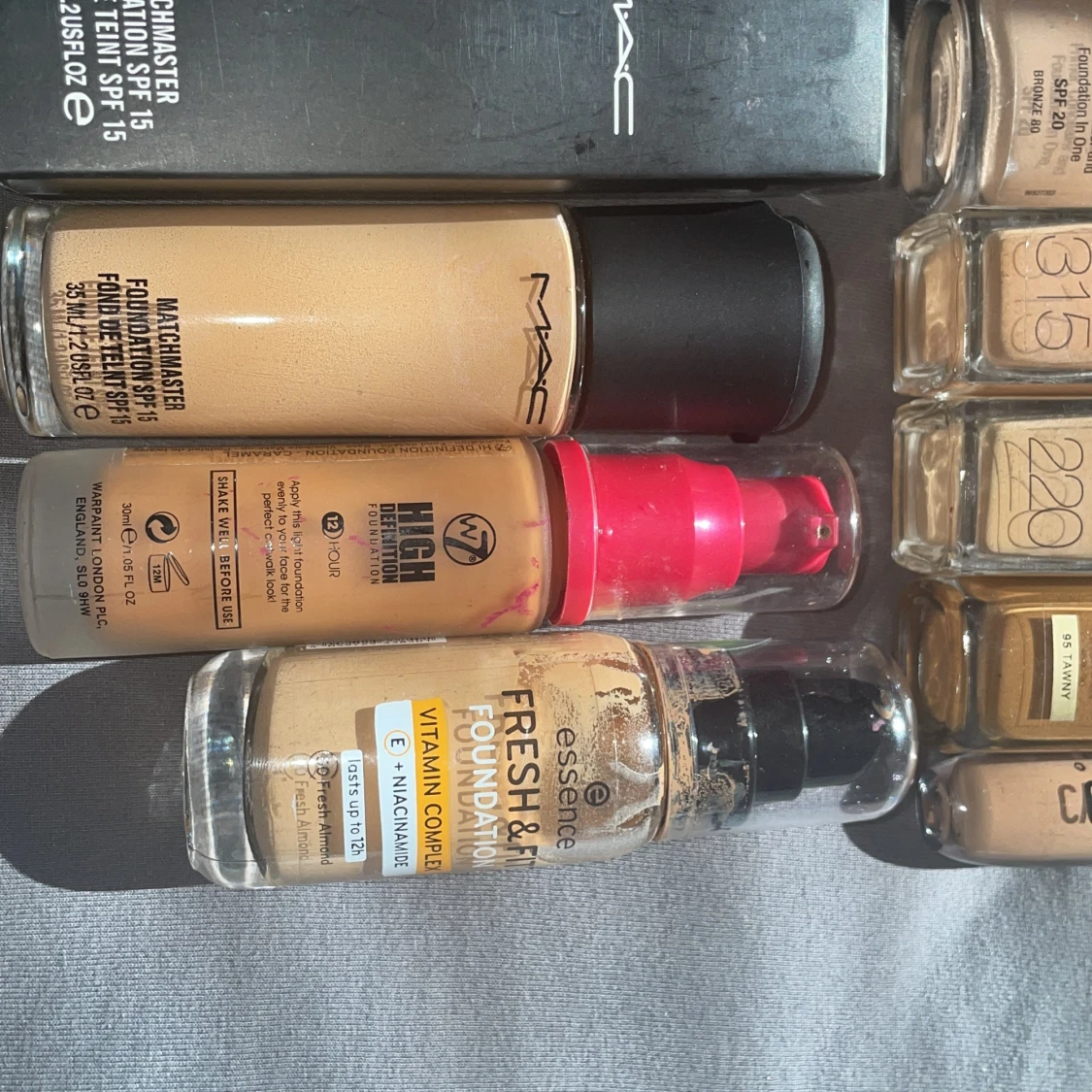 Samling av olika foundations - 93