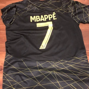 Kylian mbappe psg fotbollströja - Jätte bra skick använd 5-10 gånger 