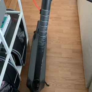 Elscooter - Hej! Säljer nu min elscooter som är 1 månad gammal. Orderbrekräftelse har jag kvar. Köpt för 3700 säljer den för 2600 men kan tänka mig gå ner i pris för en smidigare affär. 