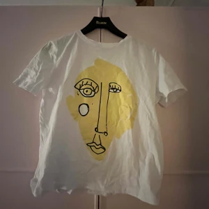 Trendig zara t-shirt - Säljer denna trendiga slutsålda t-shirten från zara! Men coolt tryck💓💓 originalpris 250 säljer för 75💓