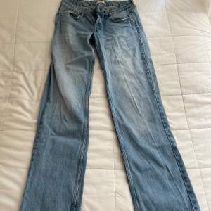 Söta low waist straight leg jeans från nelly är osäker på storleken men tror ungefär 34❤️ Lappen har börjat släppa lite men det går att sy tillbaka❤️