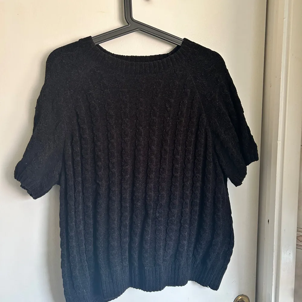 Stickad T-shirt i storlek M, men skulle säga att den är en M - XL! Köpt på secondhand! Säljer för 50kr + frakt🌟❤️. T-shirts.