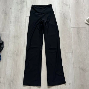 Utsvängda träningsbyxor  - Svårt att se på bilden men detta är utsvängda träningsbyxor.  Perfekt att ha över shorts eller vanliga träningstights.  Slitet märke som man kan se på sista bilden, annars bra skick.  Köpta på stadium, märke - Energetics 