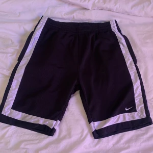 Shorts  - Riktigt bra shorts fårn Nike med storlek L men passar s-L då de har band som man kan knyta 