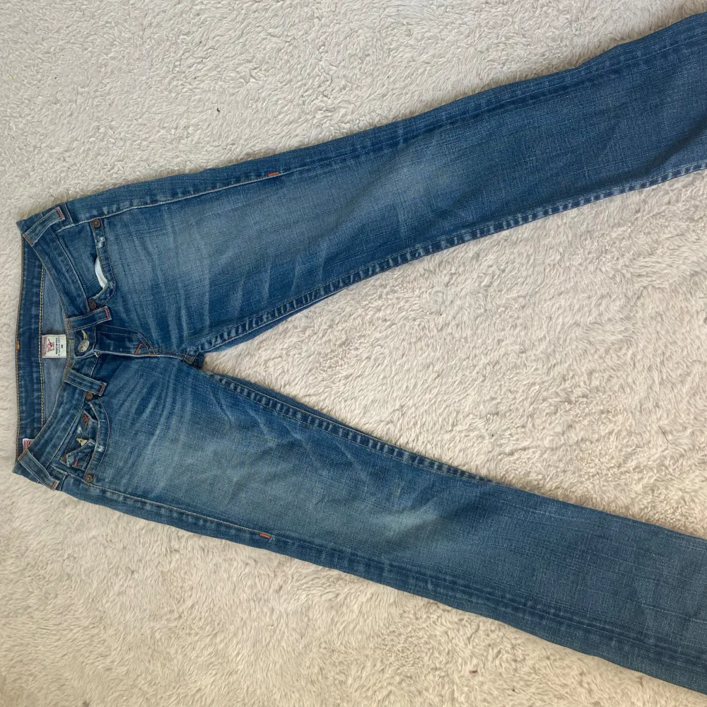 Säljer mina True Religion jeans! De är väldigt lågmidjade och utsvängda nertill! Köpte på en vintage butik och använt sparsamt💖 Bra skick och inga defekter, Passar mig bra som är 171!. Jeans & Byxor.