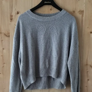 Snygg grå tunn tröja - H&M - Säljer denna snygga gråa luftiga tröjan från H&M. Bra skick i storlek M.  Endast upphämtning. (Malmö)  Tar både swish och kontant  Smsa: 0735865563 Mejla: billigafynd.lilja@gmail.com