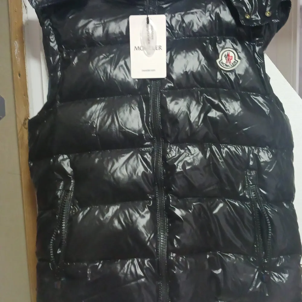 Moncler väst helt ny aldrig använd Storlek L . Jackor.