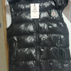 Moncler väst helt ny aldrig använd - Moncler väst helt ny aldrig använd Storlek L 