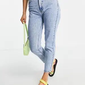 Pull&Bear jeans. Mycket mörkare blå än de ser ut på de två första bilderna. Färgen är som på bild 3. 