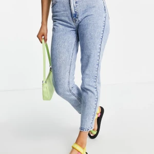 Jeans - Pull&Bear jeans. Mycket mörkare blå än de ser ut på de två första bilderna. Färgen är som på bild 3. 