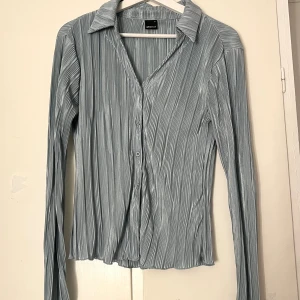 Blå skjorta  - Fin tröja från Gina Tricot som är sparsamt använd, normal i storleken.