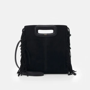 Maje Väska - Säljer min svarta Maje väska, köptes dehär året💕inte allt för använd, inte sliten. Säljer då den inte kommit till användning senaste månaderna😊Pris kan diskuteras!!Skriv privat för bilder!