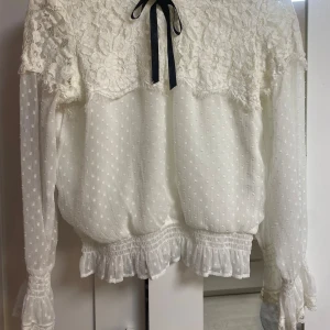 Blus  - Bra sick rosetten går att ta bort enkelt och går att sätta dit igen beroende på hur man vill ha det. Kan gå ner i pris 