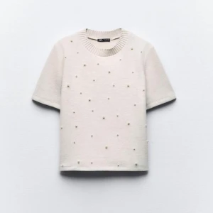 Stickad t-skirt - Säljer denna jättesöta t-skirten med pärlor ifrån Zara. Använd 1 gång så den är som ny. Storlek M men skulle säga att den är som en S 🥰 Hör av er vid funderingar!