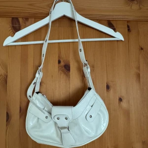 Vit väska - Säljer denna vita gulliga lilla väskan💕 Den är helt ny och aldrig använd! 🩷