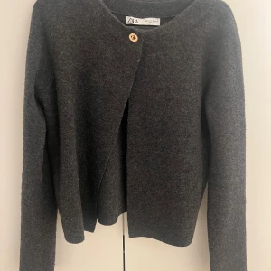 Stickad kofta - Stickad kofta från zara köpt i slutet av 2023. Använd få gånger och finns inga tecken på användning