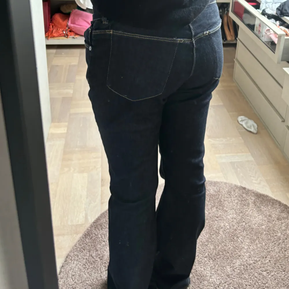 Finns ej att köpa längre! Sjukt snygga lågmidjade bootcut jeans med unik knytning som man kan göra lite vad man vill med. De är justerbara i storlek då man kan knyta själv. . Jeans & Byxor.